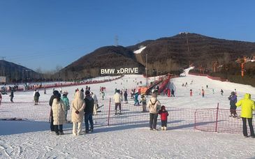 初雪后首个周末，京郊雪场迎客流小高峰