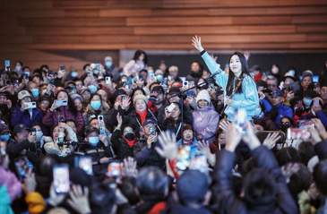 從“國家隊”到“國民閨女”：走上街頭的孫楚泊為什么火了