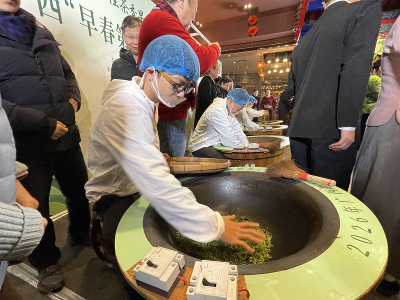 新年第一天老舍茶馆上演炒茶非遗，北京市民喝上“早春茶” — 新京报