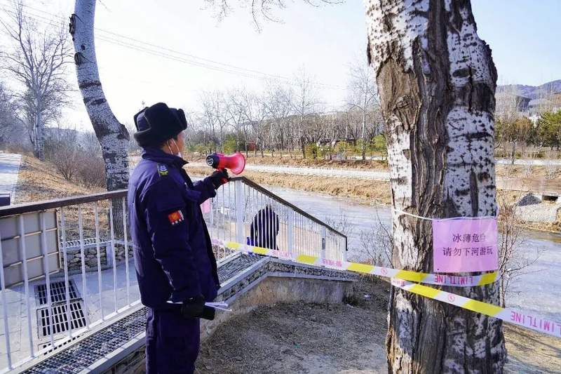 筑牢冰上安全防线 石景山区全面加强永引渠等区域防滑野冰管控 — 新京报