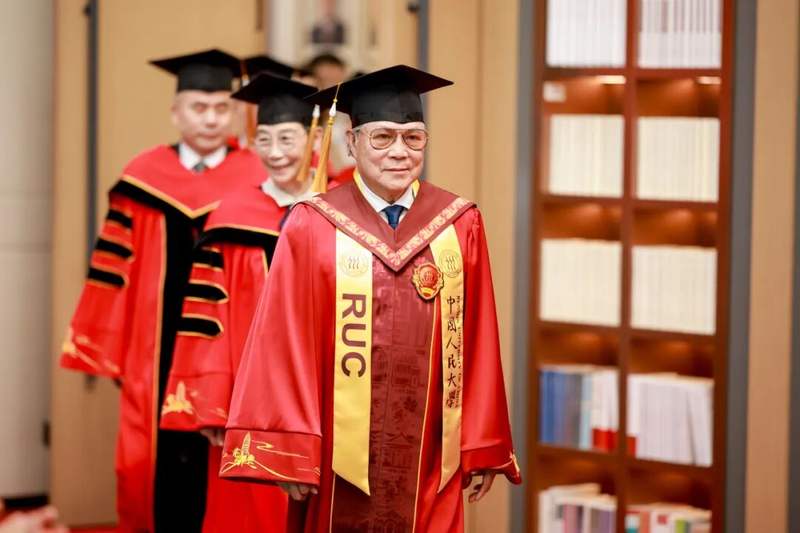 霍震霆获授中国人民大学名誉博士学位 — 新京报