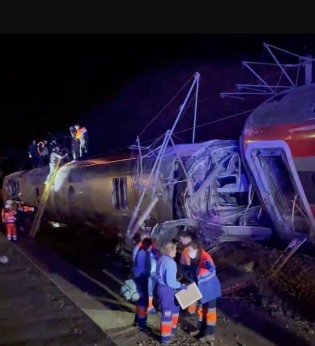 西班牙高铁脱轨事故已致至少39人死亡 百余人受伤 — 新京报