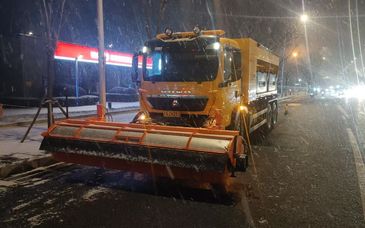 低温下的市政工作人员：冻住的垃圾箱门与滚热的饺子