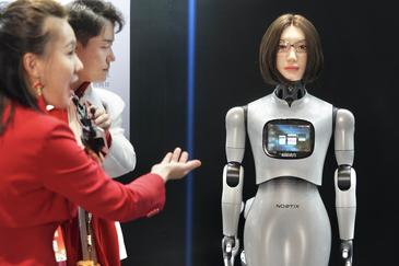 传统民俗混搭时尚科技，春晚机器人组团登庙会成“顶流”