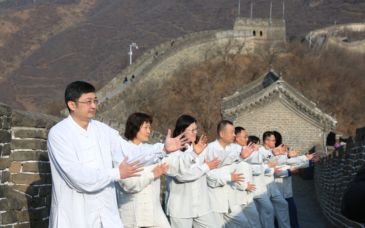 首个“国际太极拳日”200余名爱好者齐聚慕田峪长城