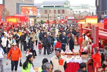 隆福寺街区游人如织，“隆福潮集”常态化运营