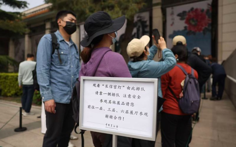 展出首日“人气爆棚”，来看长信宫灯的观众从五楼排到一楼 — 新京报
