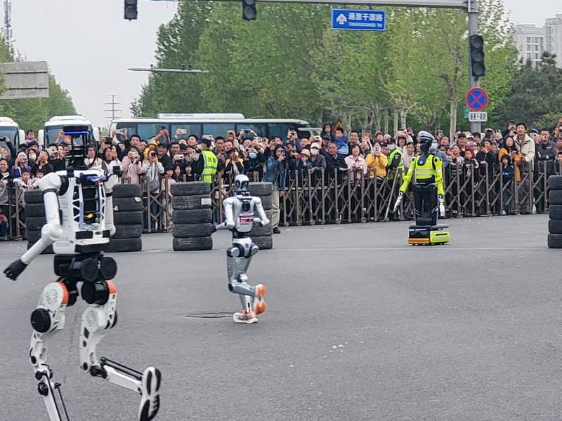 北京首个交警机器人亮相街头，参与指挥亦庄马拉松比赛 — 新京报