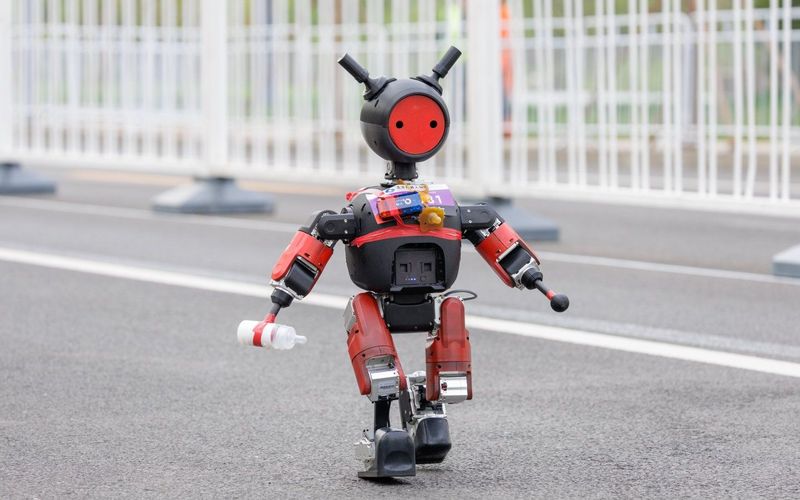 机器人半马“倒数第一”也励志：去年百米退赛，今年跑了十公里 — 新京报