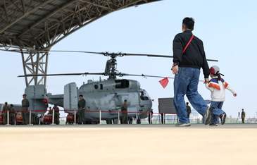 东部战区海军某部举行军营开放日活动