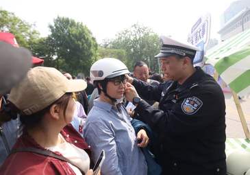 交警三里屯现场教学戴头盔：要有3C认证，别用工地安全帽替代