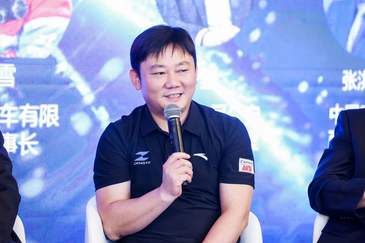  张雪回应9岁机车少年：推广青少年赛事需要榜样的力量，将拿出200万元资助青少年车手