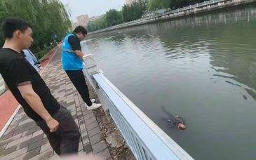 视频｜暴雨橙警中还有人野泳跳水，东城区城管委呼吁莫心存侥幸