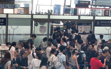 首都机场太热？机场：部分点位增加临时降温设备｜有事儿@新京报