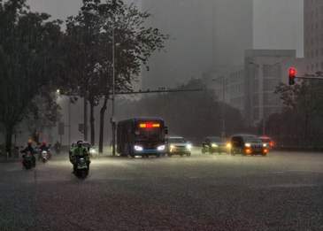 北京迎强降雨，多预警生效中