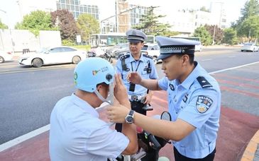 大兴区开展文明交通宣传执法活动：查违法、送头盔、奖礼让