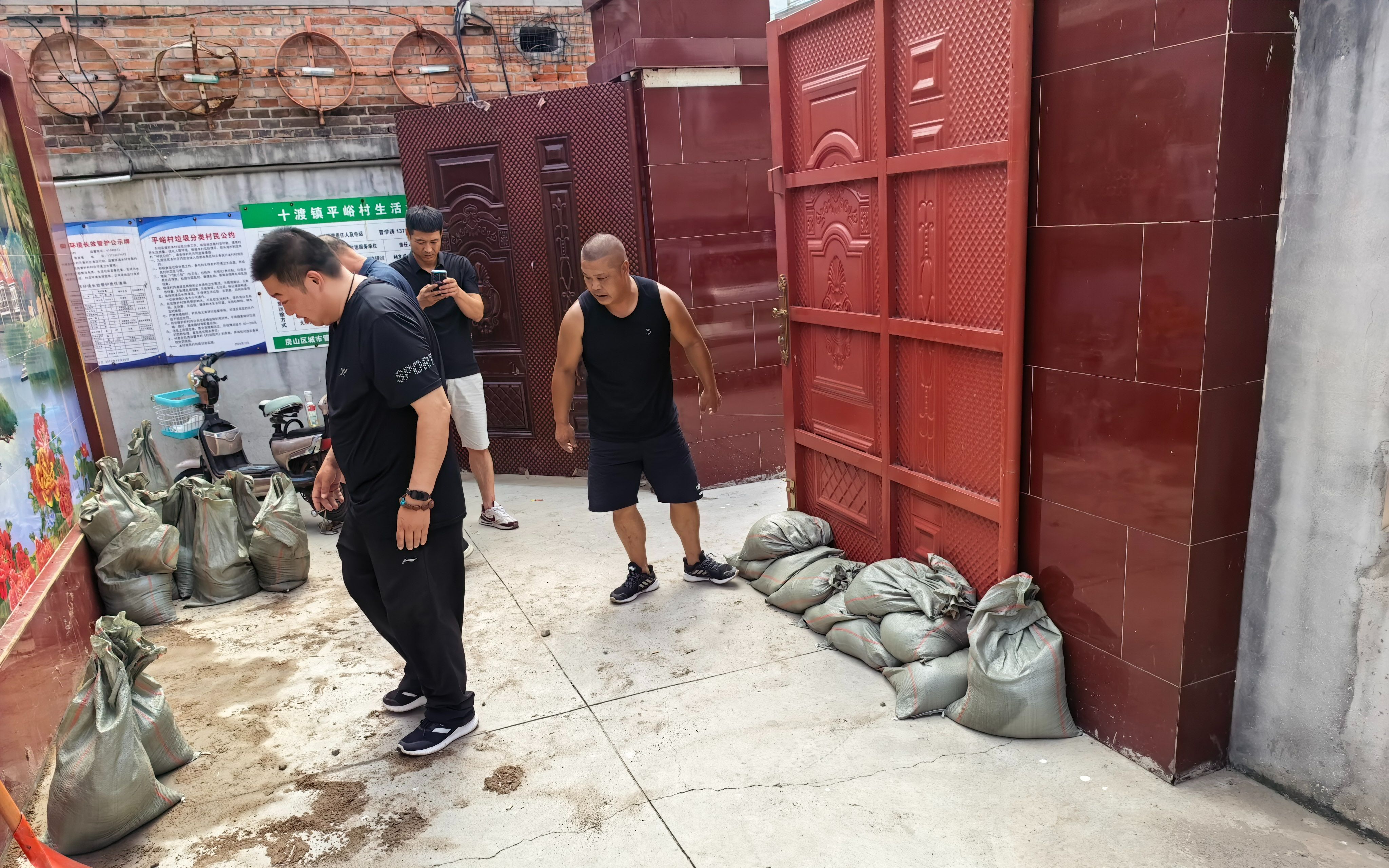直击房山防汛一级响应：村干部已值守一夜，高地堡垒里药品都就位