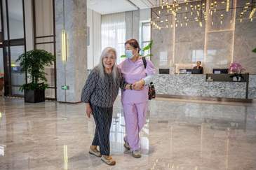 暴雨红色预警下，通州台湖镇敬老院转移50余位老人避险