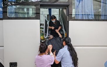 连抬带背，通州千名老人雨前避险转移