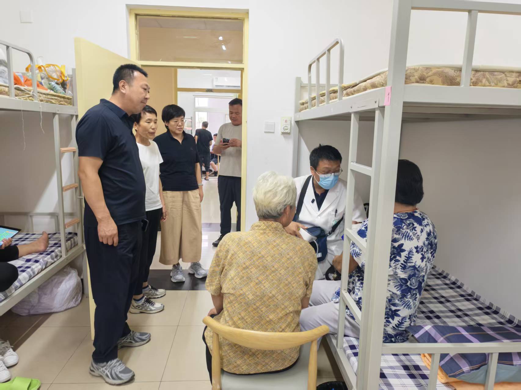 房山良乡五中成了146名深山村民临时“宿舍”，提供四菜一饭