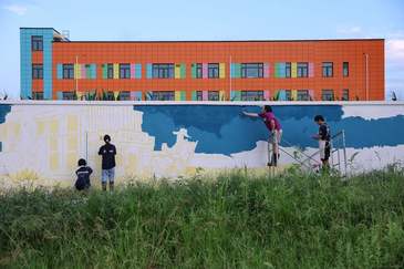 这个暑假，21名大学生在平谷“手搓”394米墙绘