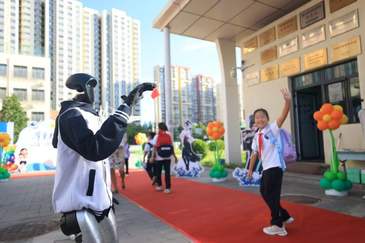 白家庄小学开学首日，机器人领舞开学典礼