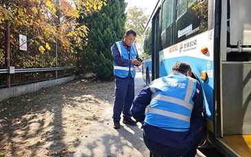 京郊多地迎“赏红潮”，北京公交“车医生”加强车辆检修