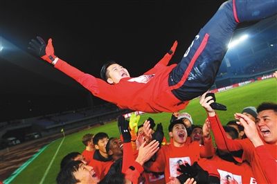 肇俊哲别有一番滋味在心头 希望儿子也能踢世界杯_辽足老队长19年生涯_肇俊哲退役