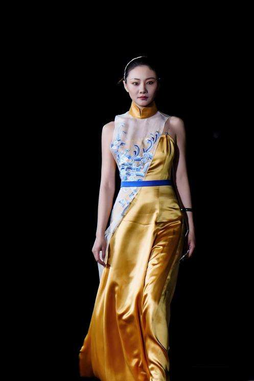 绣娘丝绸:中国非遗苏绣惊艳纽约时装周 — 新京报